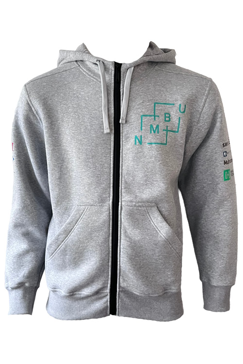 Klassisk hettejakke, økologisk hettejakke, hettejakke med logo, profilklær med logo, firmagaver, merch til bedrifter, skreddersydd hettejakke, GOTS-sertifisert, OEKO-TEX®-sertifisert, brodering, silketrykk, digitaltrykk, transfertrykk, unisex hettejakke, Camisa, firmamerking, profilprodukter til lag og organisasjoner, bærekraftig profilering, reklameartikler, arbeidsklær med logo, personaliserte gaver, promotering av bedrift, profileringsklær, klassisk hettejakke med logo, hettejakke med firmalogo, hettejakke til dame med logo, hettejakke til herre med logo, hettejakke med brodering, hettejakke med trykk, hettejakke med logotrykk