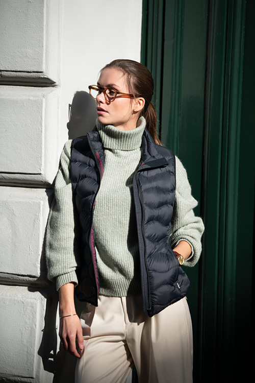 dunvest med logo, dunvest bedrift, vest med dun, profilvest, firmavest, vest med trykk, vest med logo til bedrifter, dunvest herre, dunvest dame, lett dunvest, vest ansatte, firmaklær yttertøy, profilklær vest, merch vest, firmagaver klær, reklameartikler klær, Nimbus dunvest, Vermont Nimbus, premium profilklær, corporate fashion vest, yttertøy med logo, vest messer og events, vermont Nimbus dame