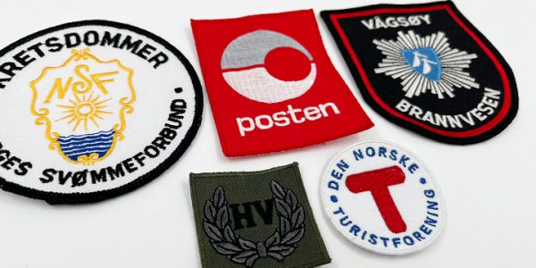 Broderte merker med logo og design - Posten, Den norske turistforeningern, HV, Heimevernet, Brannvesen, idrettslag - Camisa Profilering