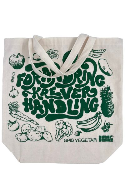 Skreddersydde handlenett, skreddersydde handlenett med logo, handlenett med logo, bomullsnett, cotton twill bag, tote bag med logo, bærenett med trykk, miljøvennlige handlenett, profilnett, reklameposer, messeartikler, sustainable cotton bag, stoffnett med brodering, custom tote bags, firmagaver, profilprodukter, profilering med logo, merch med trykk, gaveartikler til bedrifter, økologisk handlenett, bærekraftige produkter med logo, trykk på bomull, Camisa handlenett, OEKO-TEX bomull, bedriftsgaver, handlenett til butikk, profilartikler, norskproduserte handlenett, spesiallagde handlenett, handlenett spesialproduksjon, handlenett med eget design, handlenett med utfallende trykk