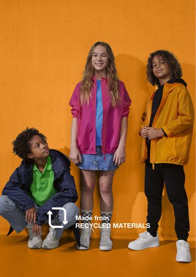Kids windbreaker, vindjakke barn, lett jakke barn, skalljakke barn, regnjakke barn, vindtett jakke barn, vannavvisende jakke barn, jakke med hette barn, utendørsjakke barn, turjakke barn, fritidsjakke barn, høstjakke barn, vårjakke barn, sommerjakke barn, jakke for aktive barn, sporty jakke barn, resirkulert polyester jakke, bærekraftig jakke barn, miljøvennlig jakke barn, jakke laget av resirkulerte materialer, RCS-sertifisert jakke, PETA-approved jakke, Fair Wear jakke, fluorfri DWR jakke, giftfri jakke barn, OEKO-TEX® STANDARD 100 jakke, lettvekt jakke barn, pakkbar jakke barn, sammenleggbar jakke barn, jakke som kan pakkes i egen lomme, elastisk hette jakke, jakke med elastisk mansjett, raglanermer jakke barn, vindtett og vannavvisende jakke, høstjakke barn, vårjakke barn, sommerjakke barn, tynn jakke barn, regnjakke vår, lett skalljakke barn, jakke til utendørs lek, jakke til barnehage, jakke til skole, jakke med logo, vindjakke med logo, profiljakke barn, barnejakke med trykk, reklamejakke barn, jakke med logo til skoler, jakke med logo til idrettslag, klubbjakke med trykk, profilering av barneklær, jakke til sponsoravtaler, jakke til merch, merch, merchandise, profilklær, idrettslag jakke barn, sportsklubb jakke, skolejakke med logo, barnehagejakke med logo, gave til ansatte med barn, fritidsklubb jakke, speiderjakke, SFO jakke, turklubb jakke, festivaljakke barn, eventjakke barn, camisa, camisa profilering, B&C, bc