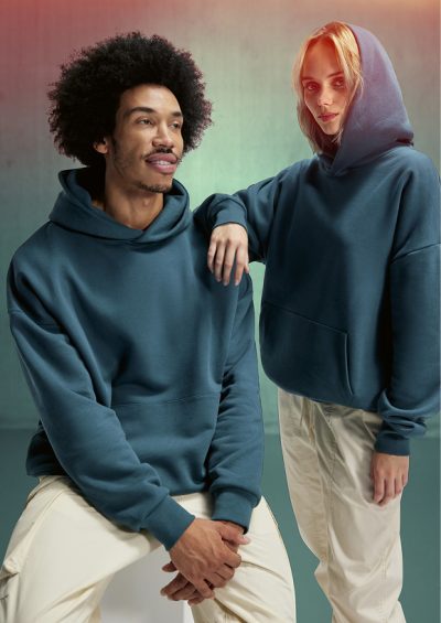 Oversized hoodie, ocersized hettegenser, oversized genser, oversized genser med hette, merch, merchandise, hettegenser, oversized hoodie, hettegenser unisex, streetwear hoodie, collegegenser med hette, bærekraftig hettegenser, hettegenser herre, hettegenser dame, hettegenser unisex, hoodie med trykk, hettegenser med brodering, hettegenser med trykk, hettegenser med silketrykk, hettegenser i bomull, bomullspolyester hoodie, resirkulert polyester hoodie, miljøvennlig hettegenser, bærekraftige klær, Better Cotton Initiative, RCS-sertifisert polyester, etisk produserte klær, Fair Wear sertifisert, hettegenser med logo, hoodie med logo, hettegenser med trykk, hettegenser med brodering, profilklær med logo, arbeidsklær med logo, reklameklær, firmagaver med logo, hoodie med firmalogo, merch hoodie, hoodie for bedrifter, profilklær, gaver til ansatte, firmagaver uten logo, firmagaver med logo, bedriftsgaver, profileringsklær, reklameartikler, gave til kunder, julegaver til ansatte, hoodie gave, eksklusive firmagaver, branded hoodie, hettegenser for bedrifter, hoodie for ansatte, bedriftsklær, hettegenser for bedrifter, hoodie for ansatte, bedriftsklær, varm hettegenser, julegave til ansatte, hettegenser med julemotiv, festival merch, camisa, camisa profilering, camisa as