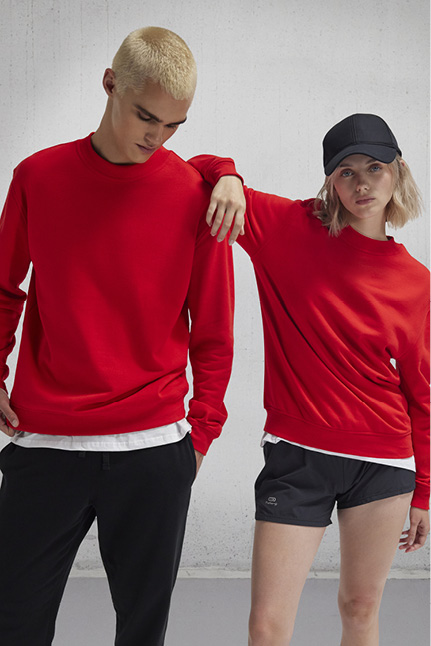 Crew neck Sweater, genser, collegegenser, sweatshirt, crewneck, unisex genser, kjønnsnøytral genser, avslappet genser, klassisk genser, myk genser, behagelig genser, kvalitetsgenser, hverdagsgenser, trendy genser, stilren genser, fritidsgenser, bomullsgenser, genser i bomull, genser med resirkulert polyester, miljøvennlig genser, bærekraftig genser, better cotton genser, fair wear genser, Oeko-Tex genser, PETA-godkjent genser, vegansk genser, etisk produsert genser, genser med logo, genser med trykk, genser med brodering, genser for bedrifter, firmagenser, genser med firmalogo, collegegenser med logo, profilgenser, reklamegenser, arbeidsklær med logo, uniformsgensere, gensere til ansatte, merch-genser, promoteringstekstiler, genser for ansatte, arbeidsgenser, genser til frisører, genser til servitører, genser til kokker, genser for kontoransatte, genser til hotellpersonale, genser til helsepersonell, genser for elektrikere, genser til butikkansatte, genser til studenter, genser for treningsstudio, firmaklær, profilklær, tekstil med logo, firmagaver, gave til ansatte, gave uten logo til ansatte, eventklær, messetøy, klær til konferanse, klær til idrettslag, genser for organisasjoner, genser for skoler, genser til festivaler, teamklær, genser til klubber, gaveartikler med logo, myk collegegenser, genser til trykk, collegegenser XS-5XL, genser med stor trykkflate, genser med droppede skuldre, genser i mange farger, fargerik genser, premium genser, slitesterk genser, langvarig genser, camisa