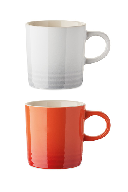 KERAMISK KOPP GRADIENT er en kopp med elegant fargegradering som går fra lysere til mørkere toner vertikalt. Overflaten har en blank og glatt finish, med rilledetaljer som gir koppen et stilrent og profesjonelt uttrykk. Formen er klassisk sylinderformet med rette linjer og et komfortabelt, avrundet håndtak – godt egnet til både kontor og hjem. Designet har et distinkt og gir et eksklusivt preg. Koppen har et skandinavisk inspirert uttrykk – ren, funksjonell og med fokus på detaljer i farge og form. Passer spesielt godt til firmaer som ønsker et moderne, men personlig profilprodukt og gave. KERAMISK KOPP GRADIENT kan leveres med trykk (maks 1-4 farger) på øvre del av koppen eller keramisk transfer (maks 8 farger) på øvre del/innside av koppen.  TA KONTAKT for å tilpasse et eget pristilbud for deg.