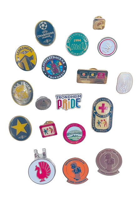 pins med logo, pins med eget design, pins til bedrifter, profileringspins, reklamepins, emaljepins, custom pins, design pins, doming pins, metallpins, firmapins, eventpins, pins med magnet, pins med fjærlås, branding pins, merch pins, pins til uniform, profilering med logo, profileringsartikler, giveaways med logo, reklameartikler, profilprodukter, markedsmateriell med logo, messetilbehør, pins til messer, pins til kampanjer, pins til ansatte, pins med trykk, pins med gravering, pins i metall, pins i myk emalje, pins i hard emalje, pins med epoxy, pins til klubber, pins til organisasjoner, pins til konsert, festivalmerch, pins for frivillige, pins til skoler, pins til utdeling, pins til idrettslag, pins til foreninger, gaveartikler med logo, små gaver med logo, profileringsgaver, merkevarer, Camisa, firmagaver, firmagaver med logo, branding produkter, messetilbehør med logo, pins Norway, logo pins custom, buttons og pins med logo