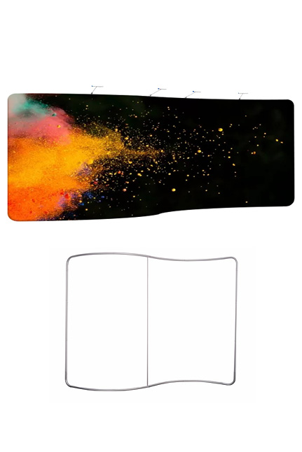 messevegg, s-formet messevegg, messevegg med trykk, stoffvegg med trykk, bølgevegg, utstillingsvegg, popup-vegg, bakvegg til messestand, reklamevegg, trykk på messevegg, lett messevegg, sammenleggbar messevegg, messeutstyr, profilering på messe, messestand med logo, profilprodukt til messer, eventutstyr, messedisplay med logo, logomerking på messevegg, logovegg til stand, logovegg til arrangement, visuell profilering, profileringsprodukt med trykk, gave med logo til bedrifter, reklameprodukt med trykk, markedsføringsmateriell med logo, firmaprofilering, kampanjemateriell med logo, trykk til messer og events, messetilbehør med logo, expo-produkter, messeløsning med logo, messeløsning uten logo, profileringsvegg, utstillingsmateriell med trykk, aluminium ramme messevegg, sublimeringstrykk messevegg