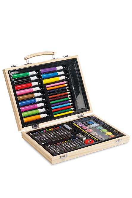 Kunstsett med logo, kunstsett i trekoffert, male- og tegnesett i koffert, 67 deler tegnesett, creative set with logo, artist set wooden case, tegnesett barn med logo, gave til barn med logo, aktivitetsgave skoler barnehager, bedriftsgaver barn, profilprodukt barnearrangement, merch kreative events, logomerket gave, reklameartikler med trykk, silketrykk logo, lasergravering logo, kreative firmagaver, gaveidé bibliotek arrangement, tegnesett til utdeling, aktivitetssett for barn, kunstutstyr med trykk, Camisa AS