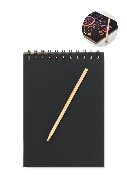 skrapebok med logo, skrapebok barn, skrapeark med logo, tegnebok skrapeark, ringbunnet skrapebok, kreativ aktivitetsbok, scratch notebook, scratch paper, logo scratch book, profilgaver barn, giveaways barn, reklameartikler, profilprodukter, merch, messer giveaways, barnehage gaver, skrapebok med trykk, silketrykk logo, miljøvennlig aktivitetsbok, resirkulert papir skrapebok, Camisa AS, barnehage aktiviteter, tegneprodukter med logo