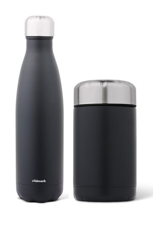 gavesett termos, mattermos og drikkeflaske, vildmark termos, Vildmark®, Vildmark™ Clean, Vildmark ECO, termos med logo, ståltermos med trykk, mattermos med logo, firmagave termos, gave til ansatte, bedriftsgave, tursett med logo, profilprodukter, reklameartikler, merch, reklamegaver, profileringsprodukter, gaveeske med logo, lasergravering termos, tampotrykk, silketrykk, digitaltrykk 360°, bærekraftige gaver, outdoor gifts, thermos gift set, stainless steel flask, food jar with logo, company gifts, promo gifts, reusable flask, miljøvennlig firmagave, branding products, firmaprodukter med logo, Camisa AS