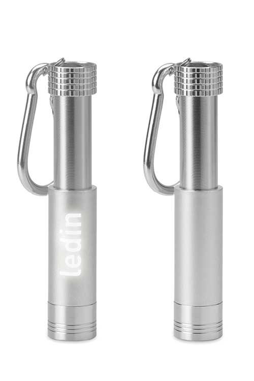 LED-lykt med logo, lommelykt med logo, LED-lykt med lysende logo, mini LED-lykt, LED-lykt med nøkkelring, POP LIGHT, mini lommelykt, liten LED-lykt, kompakt LED-lykt, nøkkelring med lys, LED-nøkkelring, LED-lykt med logo, lasergravert LED, giveaways med LED, firmagave LED, profilgave LED, profilprodukt med lys, reklameartikler LED, firmagaver med logo, personaliserte nøkkelringer, messer og events gave, markedsføringsprodukt LED, logomerket LED, LED-gave til ansatte, LED-merch, firmaprofilering, bedriftspresentasjon, CE-merket LED, Rohs-sertifisert LED, aluminium LED-lykt, resirkulerbar LED-lykt, kompakt firmagave, LED-lykt med batterier inkludert, Pop Light profilprodukt, mini LED firmagave, lysnøkkelring, LED-nøkkelring med logo, LED-gave til kunder, LED-lykt for messer, personaliserte firmagaver, reklamegaver med LED, bedriftsoverlevelsesgave, lysnøkkelring til events, POP LIGHT Norge, LED-lykt med lasergravering, LED-merkevareprofilering, markedsføringsgaver med LED, små profilprodukter, LED-gaver med logo, giveaways med lys, LED-lykter for ansatte, firmagaver med lys, LED-lykt til events, firmamerking av LED-produkter