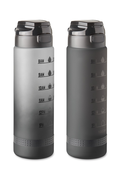 RPET sportsflaske, sportsflaske med logo, drikkeflaske med trykk, flaske med logo, miljøvennlig flaske, RPET bottle, water bottle 1L, firmagaver, profilprodukter med logo, bedriftsgaver, giveaways, reklameartikler, bærekraftige profileringsprodukter, miljøprodukter med logo, kampanjeartikler, eventflaske, merch med logo, treningsflaske, turflaske med logo, flaske til ansatte, firmaprofilering, branding bottle, promotional drinkware, eco water bottle, trykk på flaske, personalisert flaske, reklamegave bedrift, RPET Level bottle, bærekraftig gaveartikkel, sportsutstyr med logo, profilflaske til messer, drikkeflaske bedriftsgave, miljøflaske til bedrifter