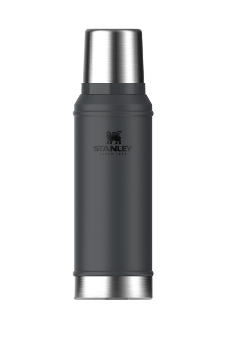 Stanley termos, Stanley Classic, Stanley Vacuum Bottle, Stanley 0.94L, Stanley thermos, termos 1 liter, termos flaske, Stanley flask, Stanley Thermo Bottle, Stanley Classic Bottle, Stanley rustfritt stål termos, termos med håndtak, termos med kopp, termos med logo, Stanley termos med logo, Stanley firmagaver, termos med gravering, termos med trykk, Stanley Norge, Stanley Hammertone Green, Stanley Hammertone Black, profilering Stanley, Stanley merch, Stanley gave, Stanley outdoor, Stanley termos til bedrift, firmagaver med logo, profilprodukter, reklameartikler, bedriftsgaver, gave til ansatte, Stanley branding, Stanley profilprodukter, outdoor produkter med logo