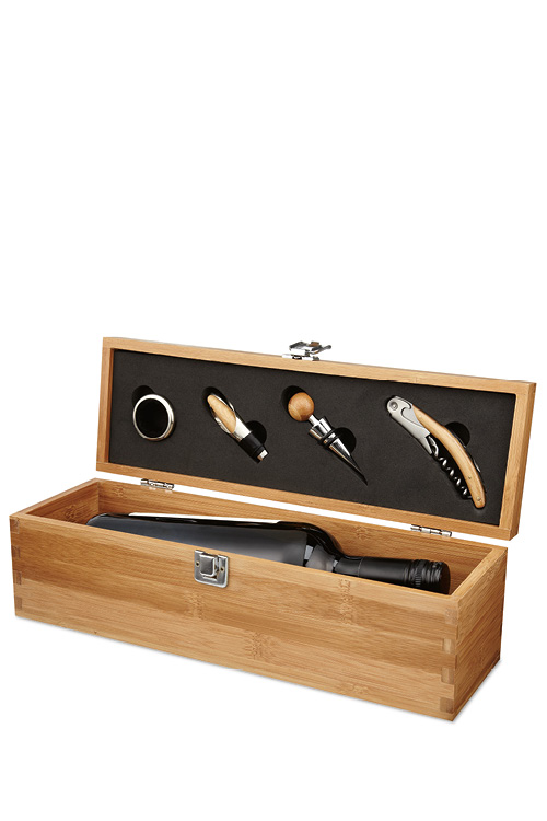 gaveboks vin, vinboks bambus, wine gift box, vinsett gave, vinsett bambus, gaveeske vinflaske, wine accessories set, vinflaske gaveboks, wine opener set, bambus vinboks med logo, vinsett med logo, firmagaver vin, bedriftsgaver vin, profilprodukter vin, reklameartikler vin, lasergravering bambus, bambus med logo, gaveartikler til bedrifter, produkter med logo til bedrifter, custom wine box, merch vin, horeca gaver, servitørkniv med logo, vinopptrekker med logo, branded wine accessories, promotional wine gifts, corporate wine gifts, engraved wine box, sustainable corporate gifts, gaveboks med logo, gaveboks til vin med logo, trekasse til vin med logo, logo på vinkasse, gravering på gaveeske