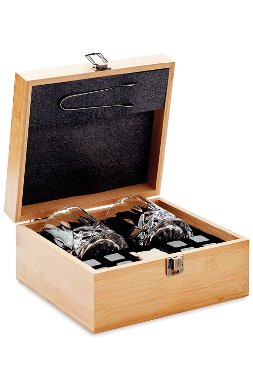 drinksett med logo, glass med logo, gavesett med logo, whiskey gavesett med logo, whiskey glass med logo, gin glass med logo, cocktail glass med logo, luksuriøst glassett, glassett med bambuseske, whiskey glass med logo, firmagaver med trykk, profilgaver til bedrift, kundegaver, barutstyr med logo, gravering på glass, mocktailglass med logo, promoteringsprodukter, gave til ansatte, premium drinksett, gaver til events, luksus profilgave, gjenbrukbare isbiter