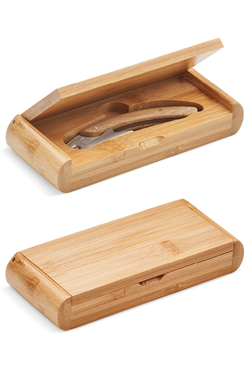 servitørkniv med logo, corkscrew with logo, waiter’s knife branded, vinåpner med gravering, bambus gaveeske, firmagaver vin, profilprodukter servering, restaurantutstyr med logo, bartilbehør med logo, branded wine opener, wine opener engraved, bamboo giftbox logo, promotional gifts, corporate gifts wine, reklameartikler servering, personalisert vinåpner, logoartikler bambus, lasergravering bambus, gaveartikler restaurant, merch for horeca, gaver til ansatte, profilering vinbar, servitørkniv i gaveeske med gravering, servitørkniv med lasergravering, vinåpner med logo, korketrekker med logovinåpner i gaveeske med logo