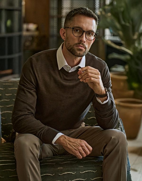 STRIKKEGENSER CREW NECK HERRE TeeJays® på modell, grå melange