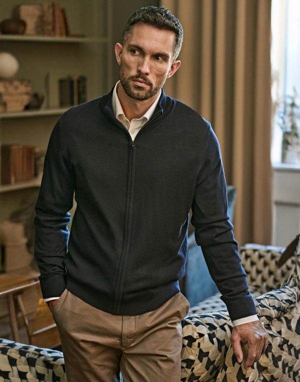 STRIKKEJAKKE FULL ZIP TeeJays® på modell, sort